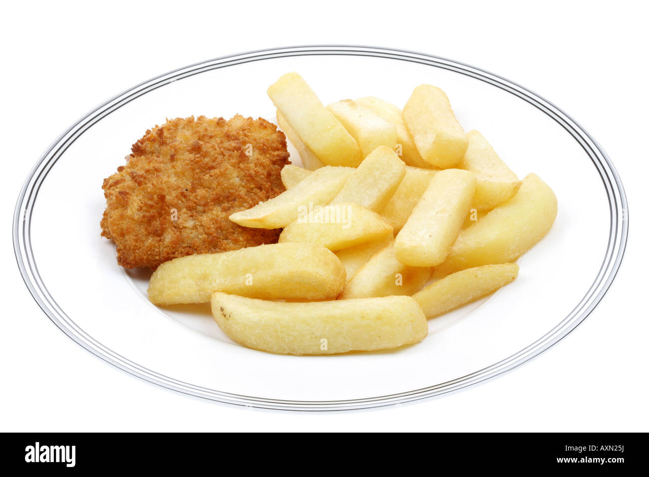 Plaque de poisson et de chips britanniques traditionnels, sans personne contre un fond blanc Banque D'Images