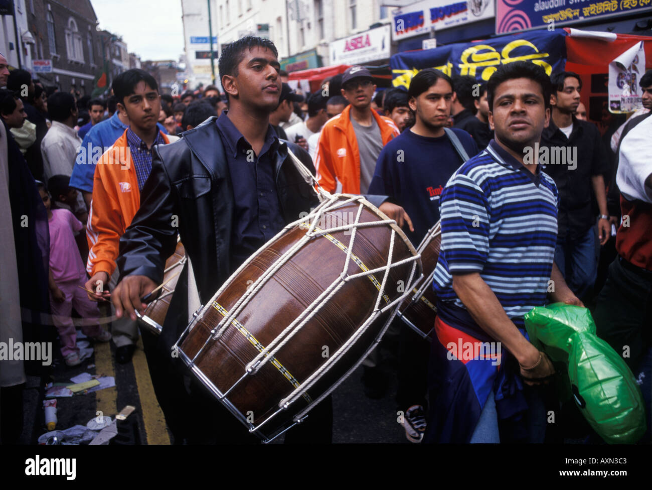 Communauté bangladeshi East London Brick Lane islamique nouvel an premier jour de Muharram Street festival hommes jouant des tambours, années 1990 UK HOMER SYKES Banque D'Images