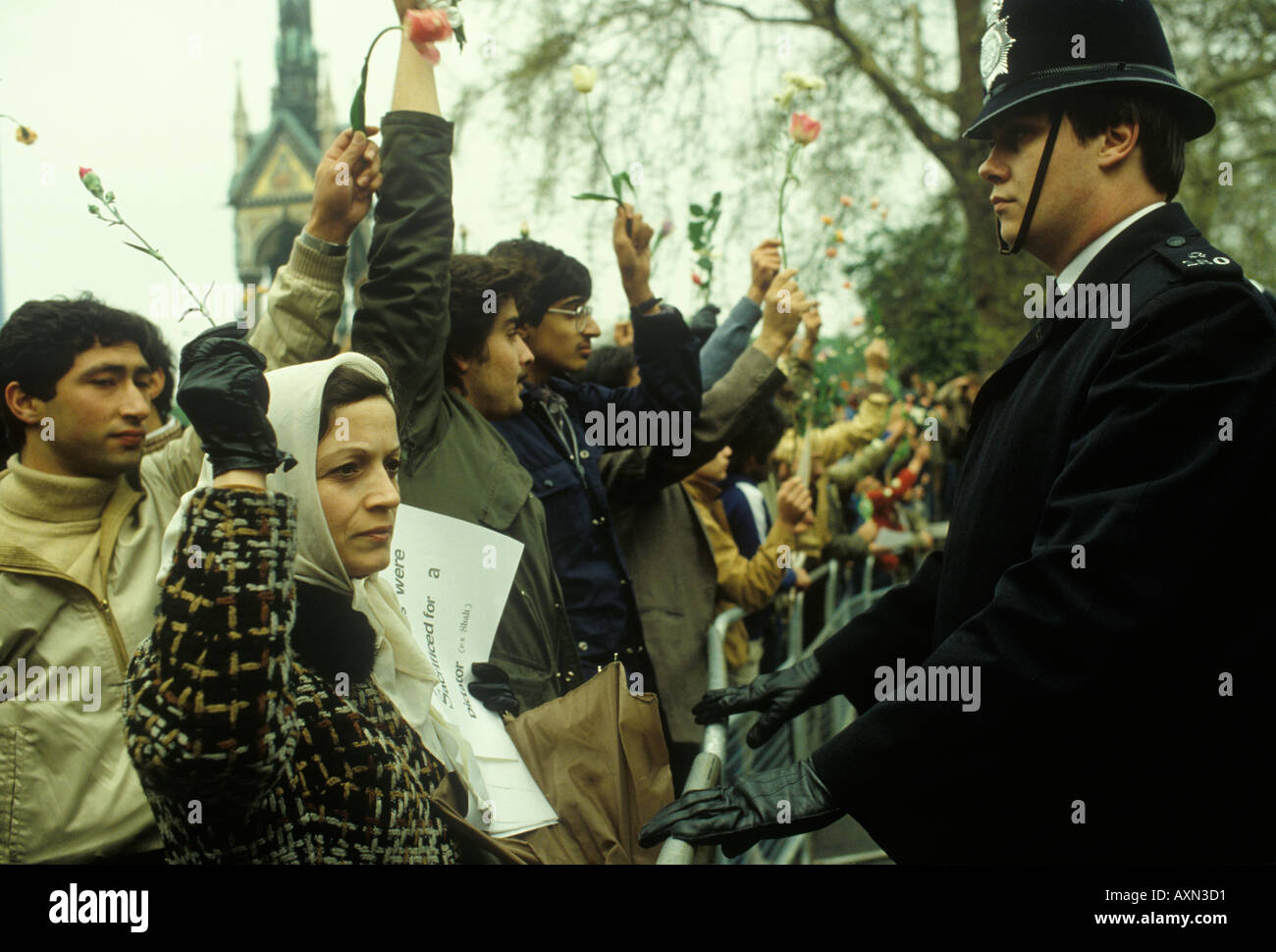 Siège de l'ambassade d'Iran, Kensington Londres Angleterre avril 1980 mai des manifestants pacifiques tiennent des fleurs au-dessus de leur tête. ANNÉES 1980 ROYAUME-UNI HOMER SYKES Banque D'Images