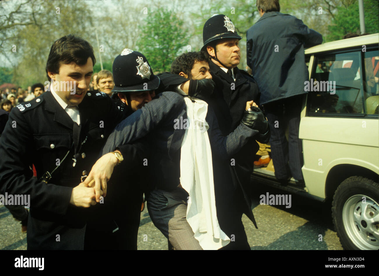 L'ambassade iranienne assiège Kensington Londres Angleterre mai 1980. La police procède à une arrestation. Années 1980 Royaume-Uni HOMER SYKES Banque D'Images