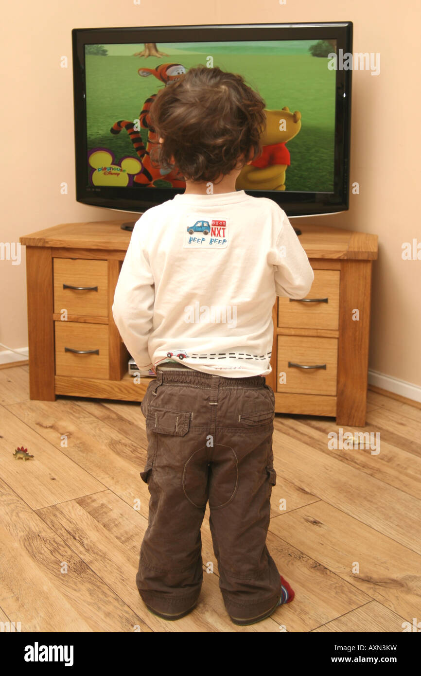 Little Boy watching TV Banque D'Images