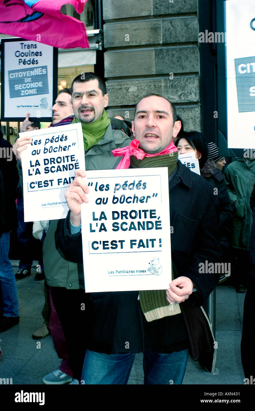 Paris France, des activistes gays français de l'Organisation 'Pink Pantherss' protestant contre l'homophobie, tenant des signes de protestation Banque D'Images