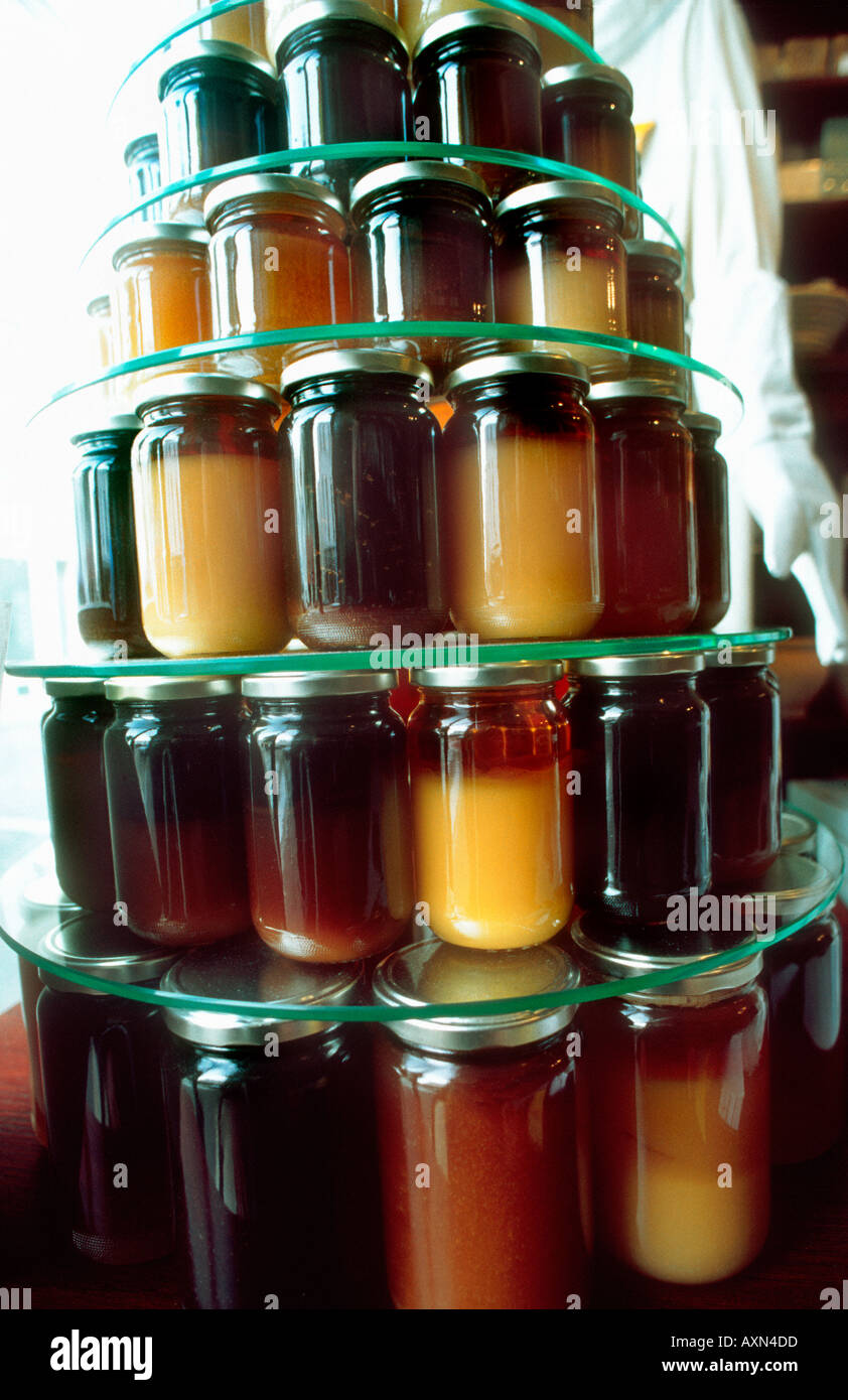 Paris France, Miel 'Shop' de la fenêtre Affichage avec pots de miel 'Les  Abeiles' entassés les contenants de verre, étagères de collecte de denrées  alimentaires Photo Stock - Alamy