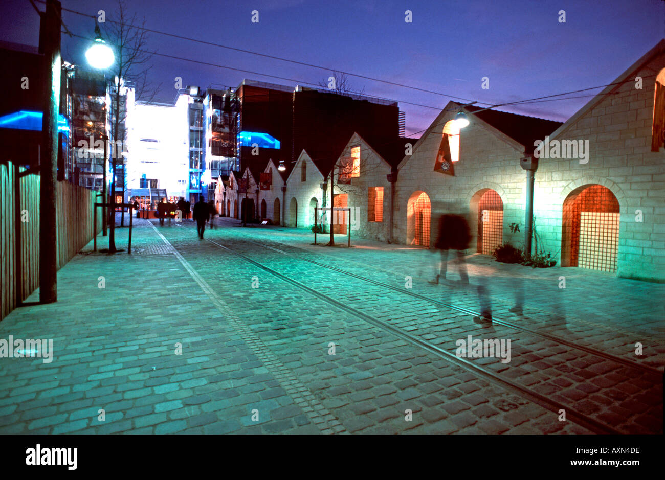 Paris France, bercy village à Paris, illuminé la nuit zone piétonne rue commerçante, lampadaire Banque D'Images