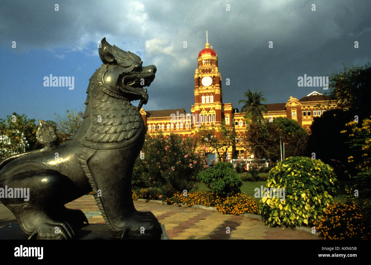 La loi britannique d'origine construit à Rangoon Cour Yangon Birmanie Myanmar avec un chien lion dans l'avant-plan Banque D'Images