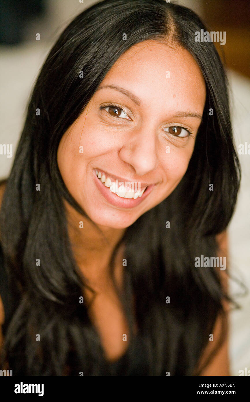 Jeune femme avec de longs cheveux noirs, smiling, Portrait, hispaniques, afro-américaines d'Amérique latine, Latina, l'ascendance, l'Heureux Banque D'Images