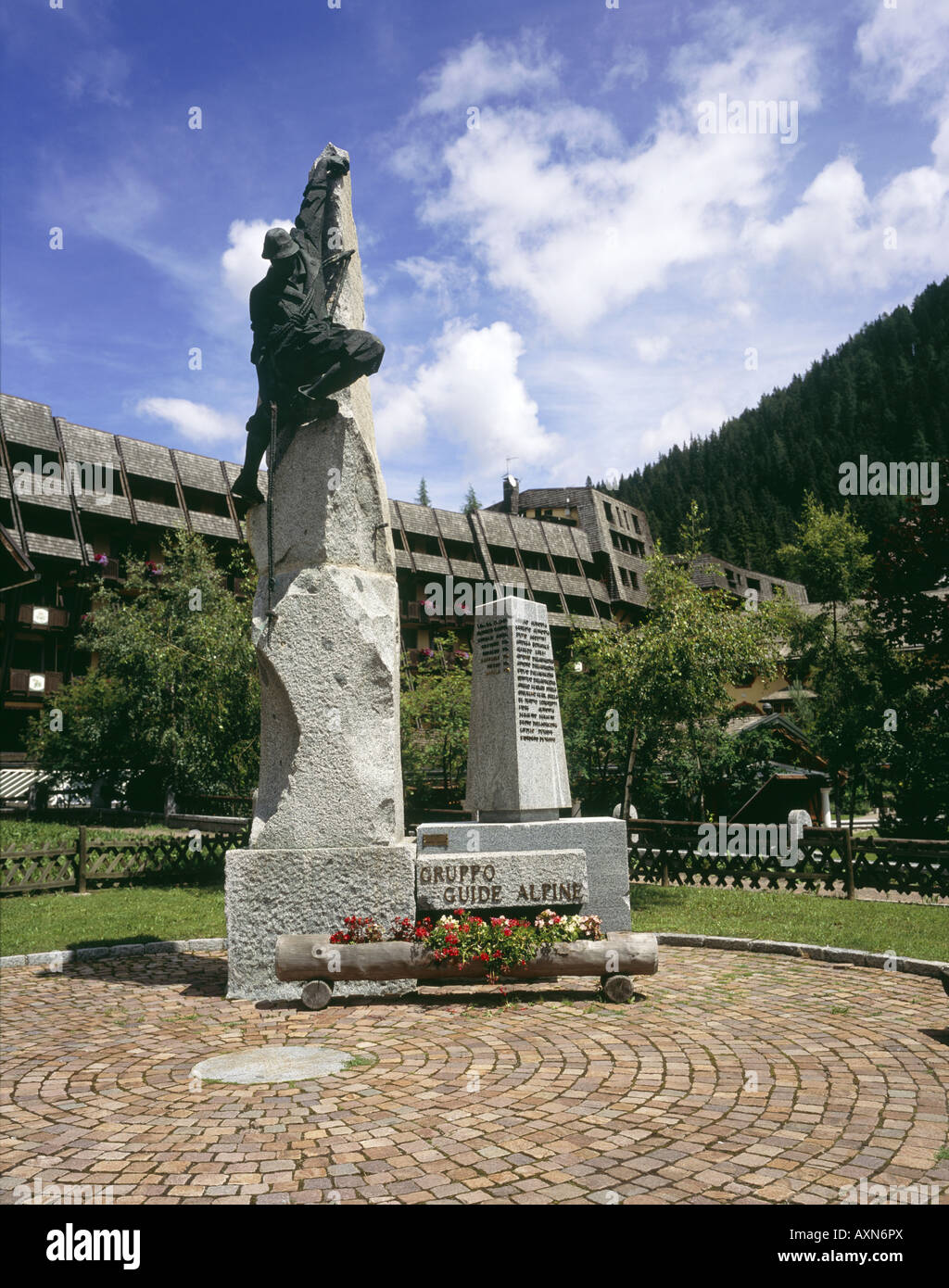 Groupe Brenta Valle Rendena station alpine sports homme GuideÕs memorial Statue de pilier d'escalade Banque D'Images