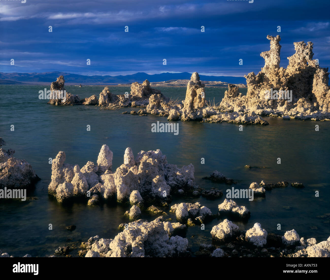 Mono Lake Tufa California USA soleil du matin sur rock formations Banque D'Images