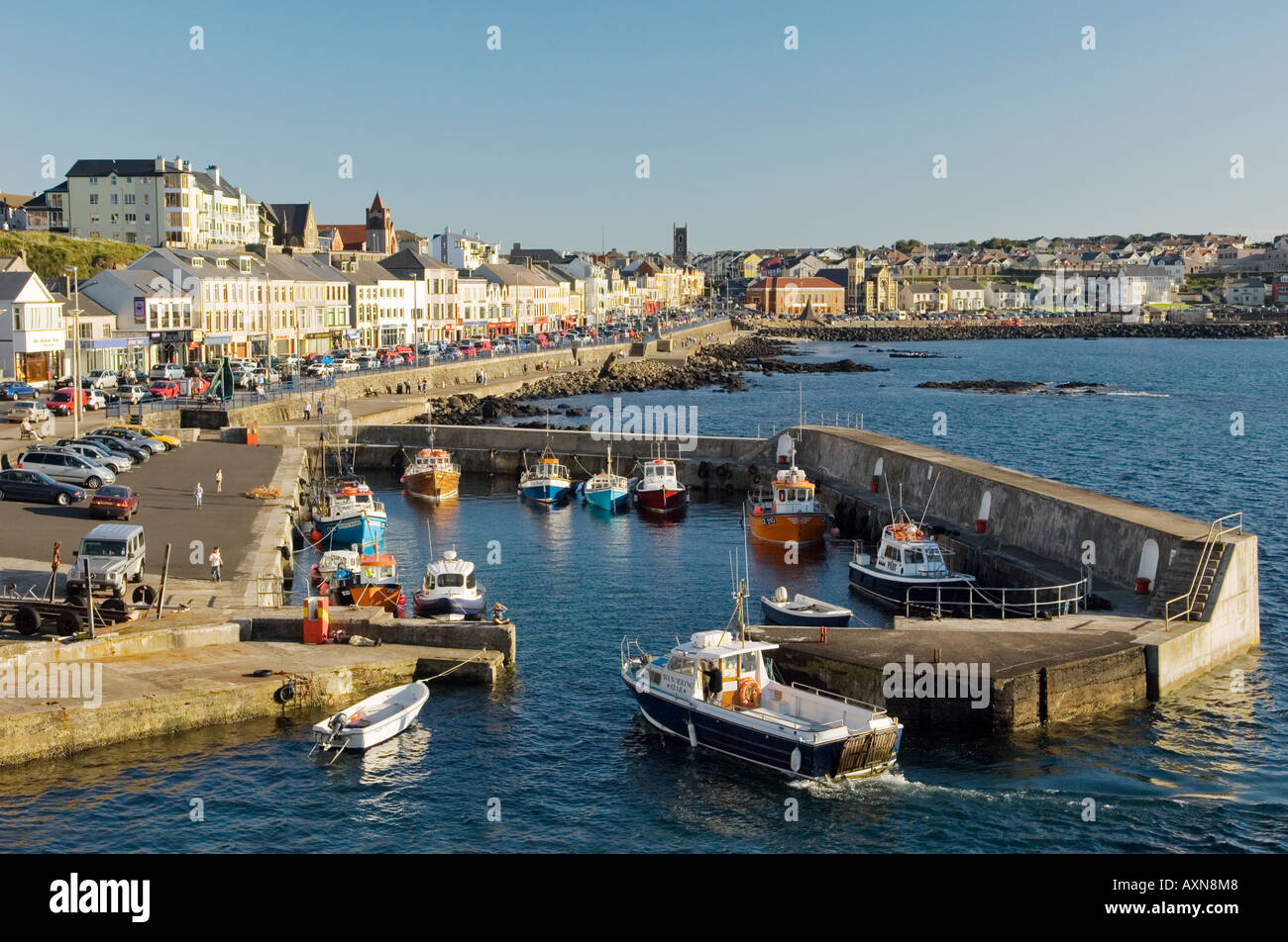Bateau de pêche et le port de Portrush, rue main mer, comté de Derry. 3 miles de Coleraine et Portrush, l'Irlande du Nord. Banque D'Images