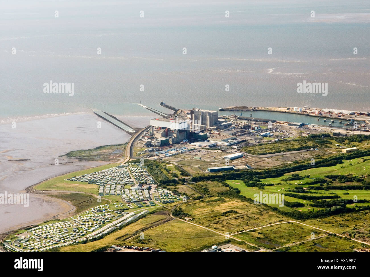 Centrale nucléaire d'Heysham à l'ouest de Lancaster avec la baie de Morecambe derrière. Le Lancashire, Angleterre. Vue aérienne. Banque D'Images