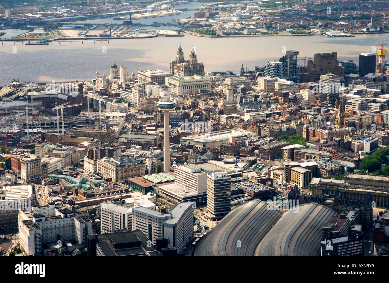 Le centre-ville de Liverpool. À l'ouest sur la gare de Lime Street, Saint John's Shopping Centre pour le Liver Building et la rivière Mersey, en Angleterre. Banque D'Images