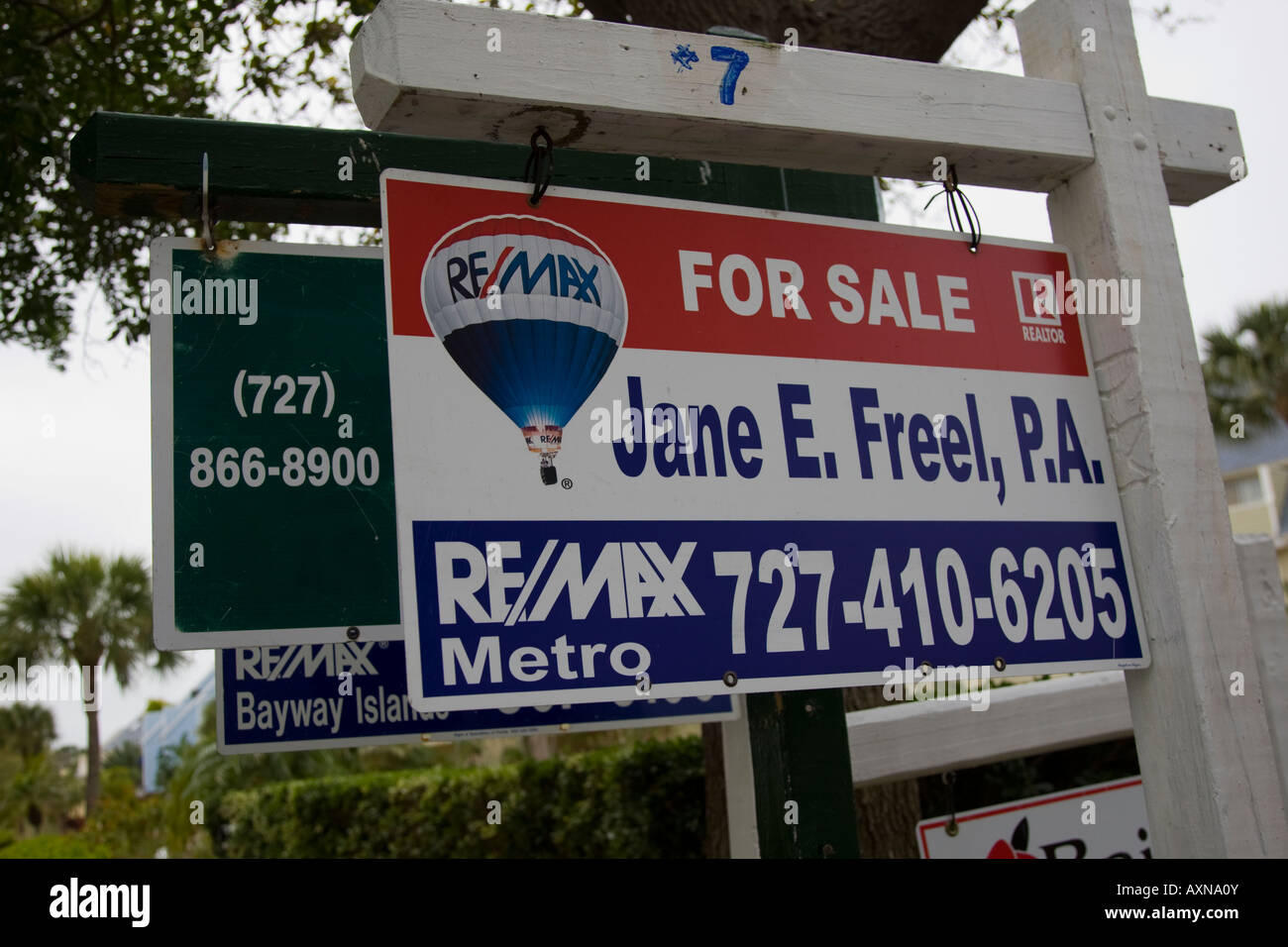 Les panneaux signalant plusieurs maisons à vendre Banque D'Images