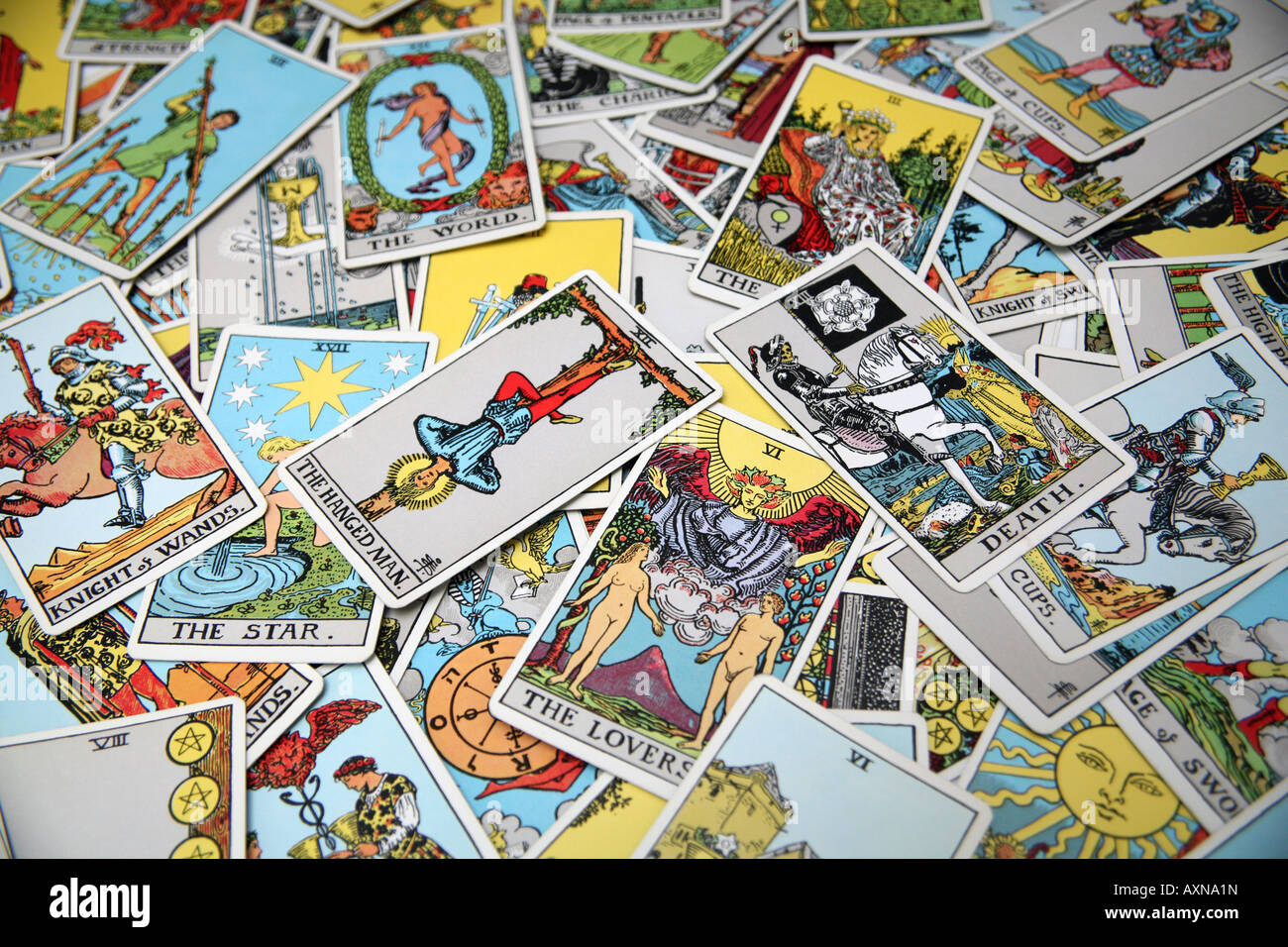 Cartes de tarot avec pendu et la mort et les amoureux Banque D'Images