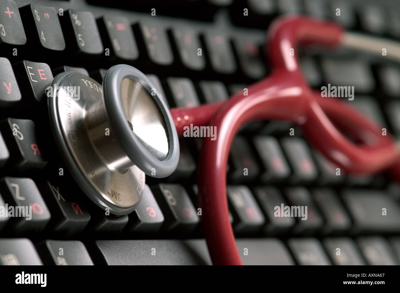 Fermoir de clavier d'ordinateur noir et rouge de diagnostic médecine stéthoscope technologie de l'informatique de communication clés alphabet hospit Banque D'Images