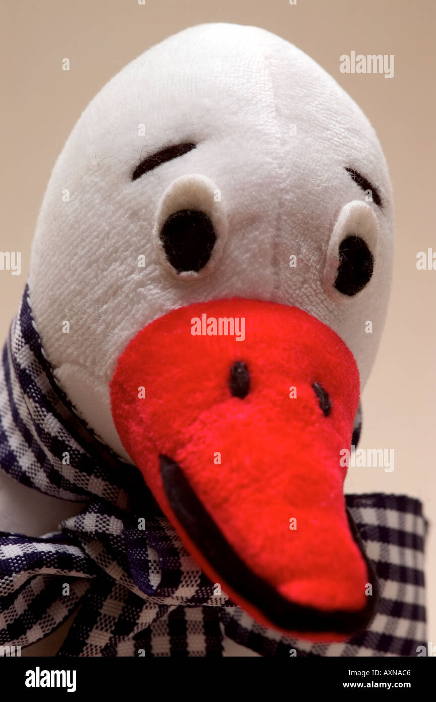 Stork toy figure animale les jouets mous face câlin friendly noir yeux jouer bec rouge Banque D'Images