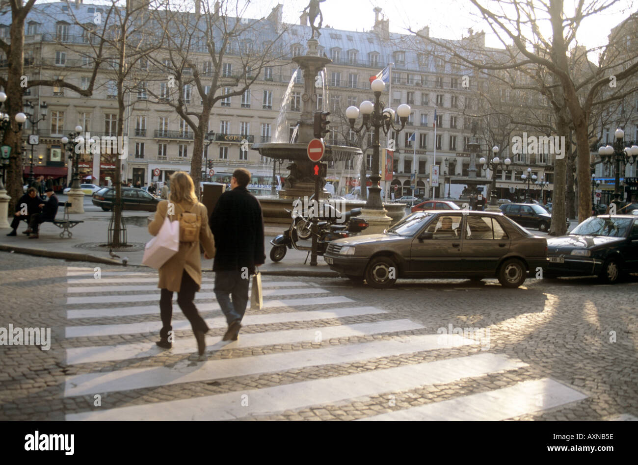 Les personnes qui traversent Paris Scène de rue Banque D'Images
