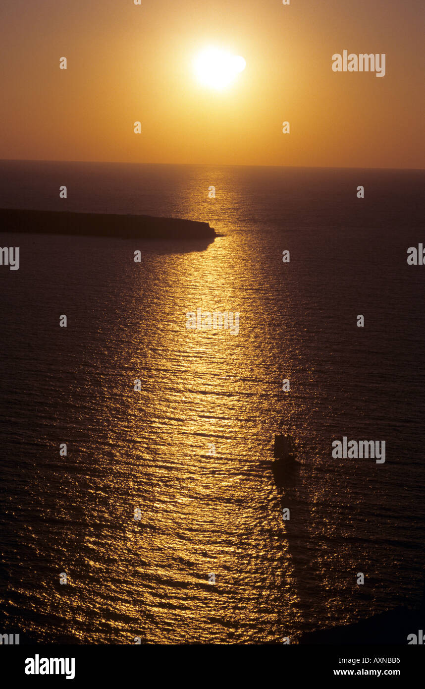 Navire dans un coucher de soleil depuis Oia à Santorin Cyclades Grèce Banque D'Images