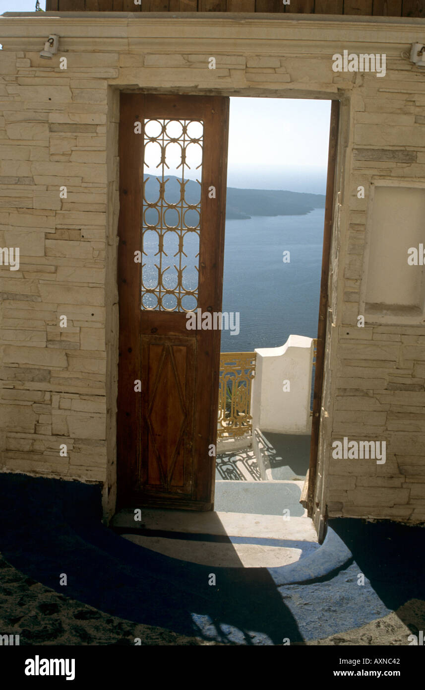Porte ouverte : Thira Santorini Les Cyclades Grèce Banque D'Images