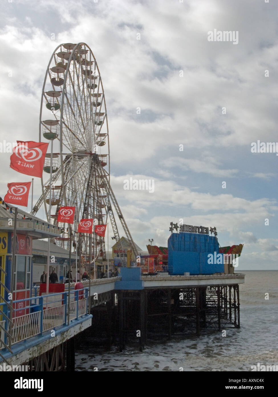 Grande roue et des forains, Central Pier, Blackpool Banque D'Images