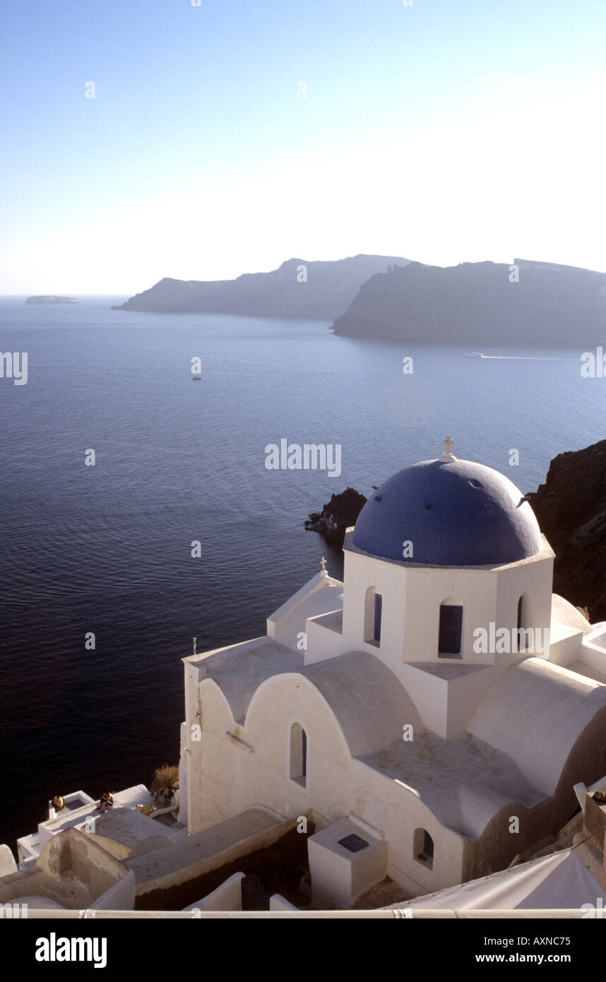 Donnant sur la caldeira à l'églises au dôme à l'oai Santorini Cyclades Grèce Banque D'Images