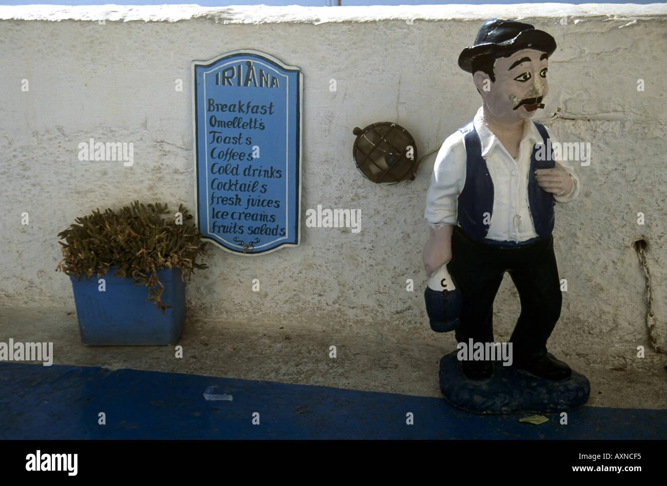 Petite statue d'un homme grec en face de l'Irana Santorin Thira restaurant Les Cylades Grèce Banque D'Images