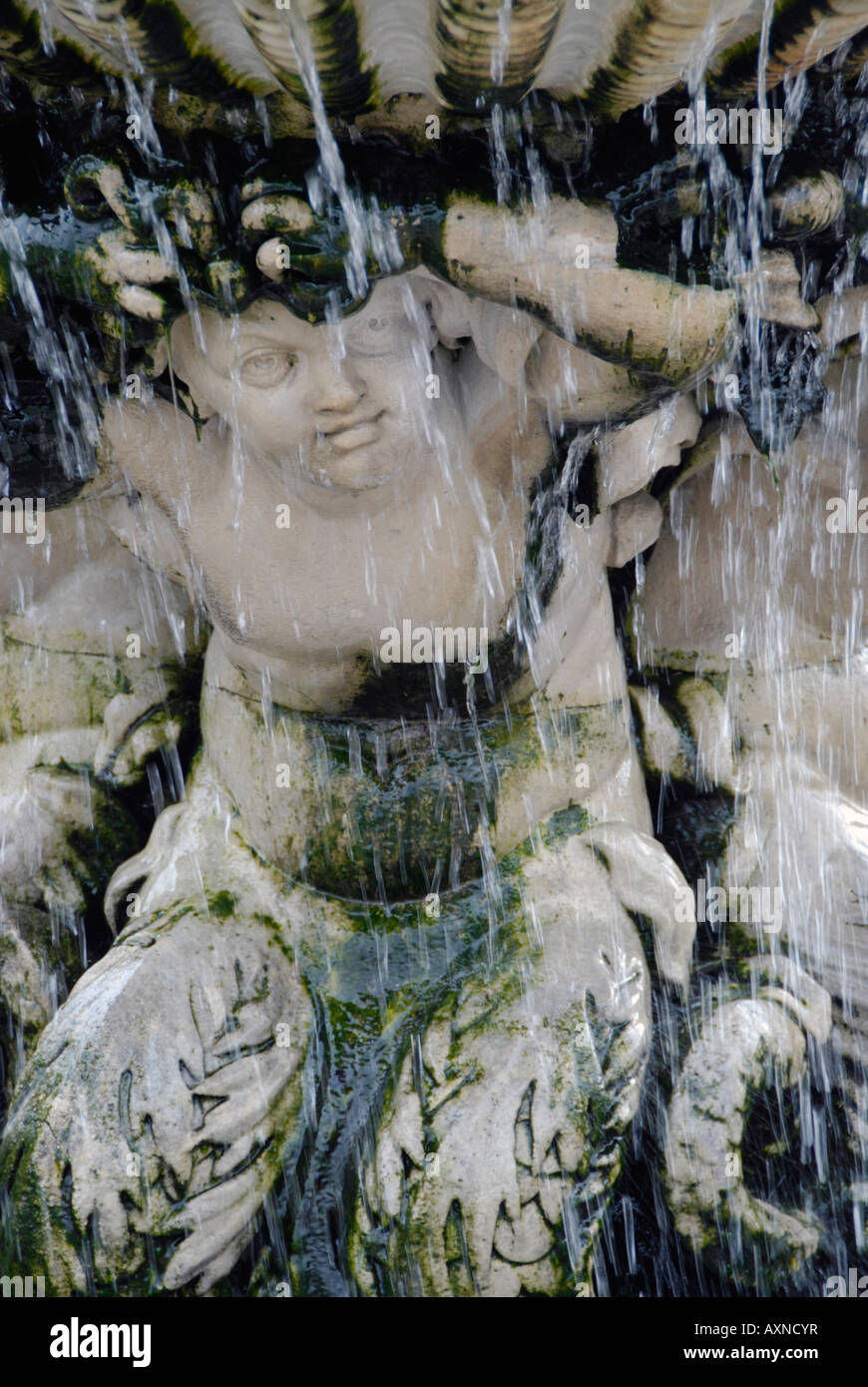 Close up de chérubin de fontaine ornementale dans les jardins italiens de Kensington Gardens London Banque D'Images