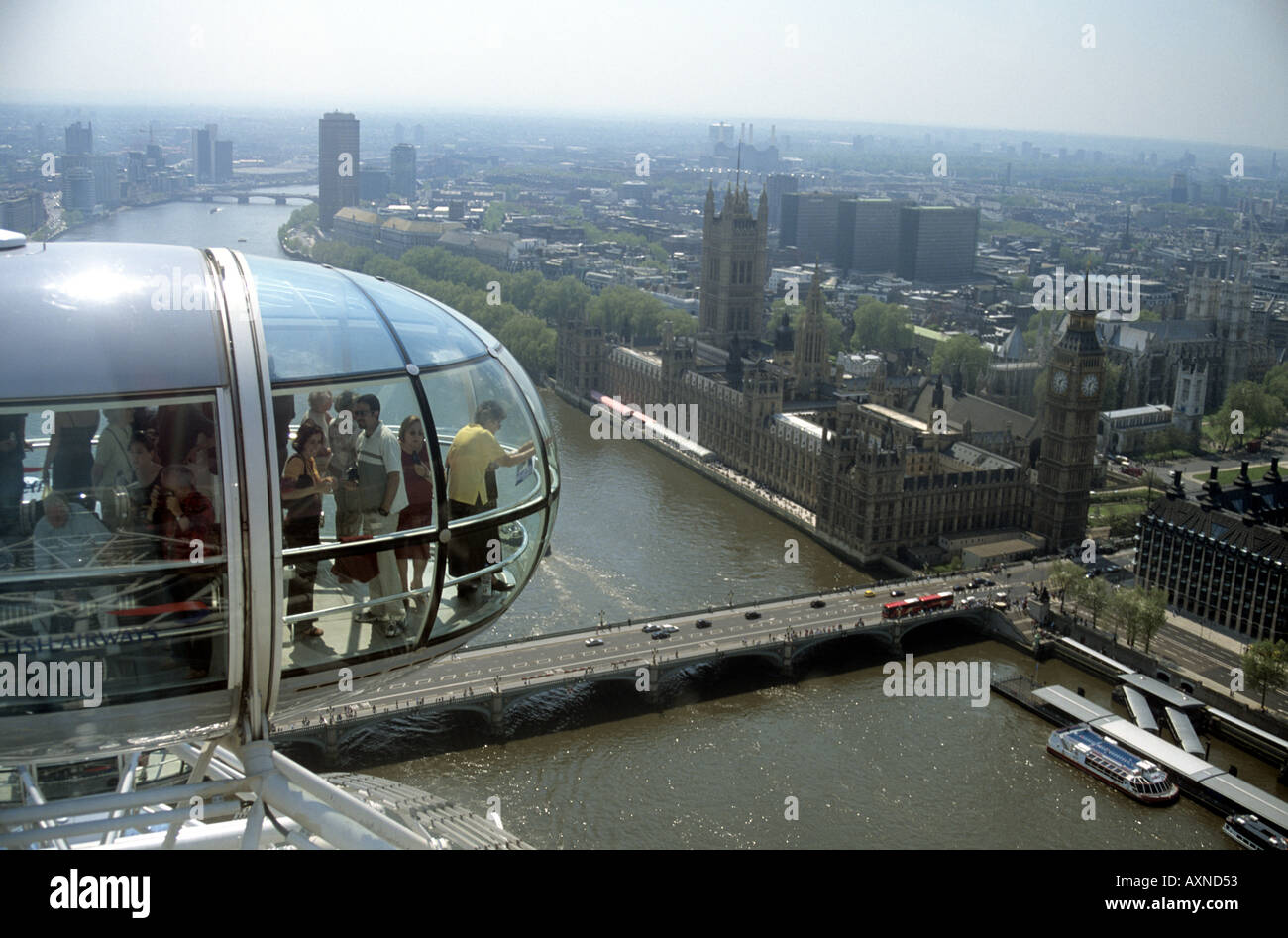 Capsule en haut de la BA London Eye à la recherche vers le bas sur les chambres du Parlement, Londres UK Banque D'Images