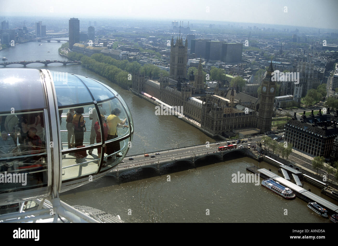 Capsule en haut de la BA London Eye à la recherche vers le bas sur les chambres du Parlement, Londres UK Banque D'Images