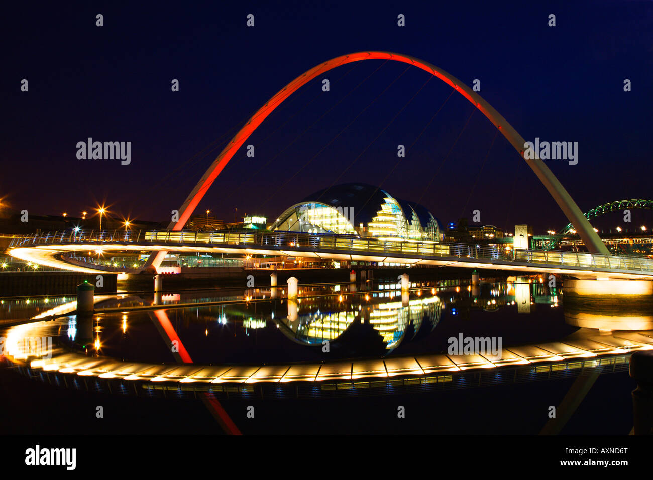 Millennium Bridge et le Sage Gateshead en Angleterre au crépuscule Banque D'Images