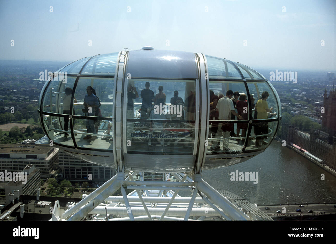 Une capsule en haut de la BA London Eye avec la Tamise derrière Londres UK Banque D'Images
