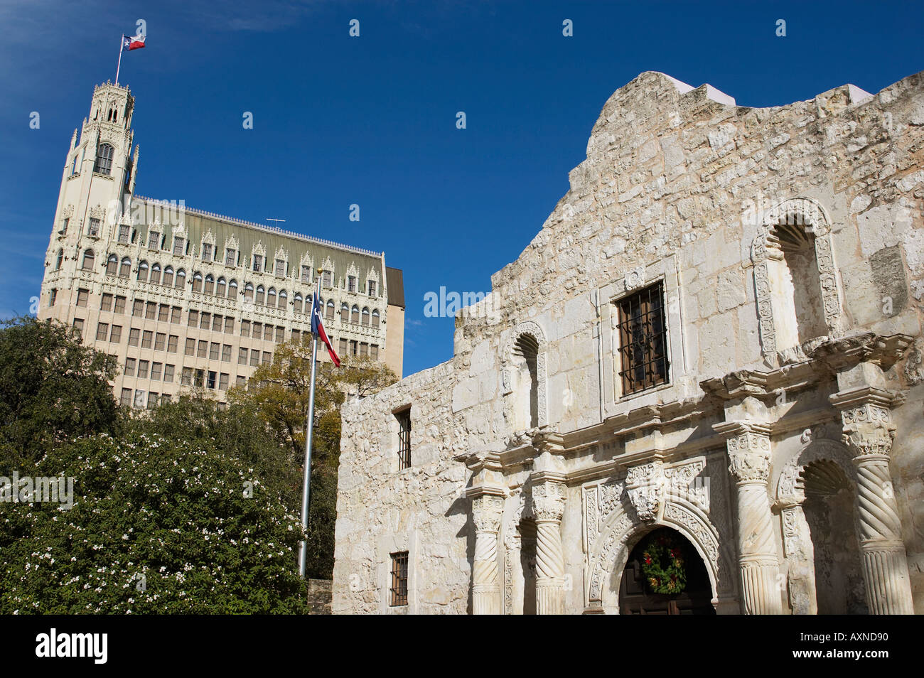 TEXAS San Antonio Alamo mission church et culte 1836 bataille Emily Morgan Hotel Texas flag Banque D'Images