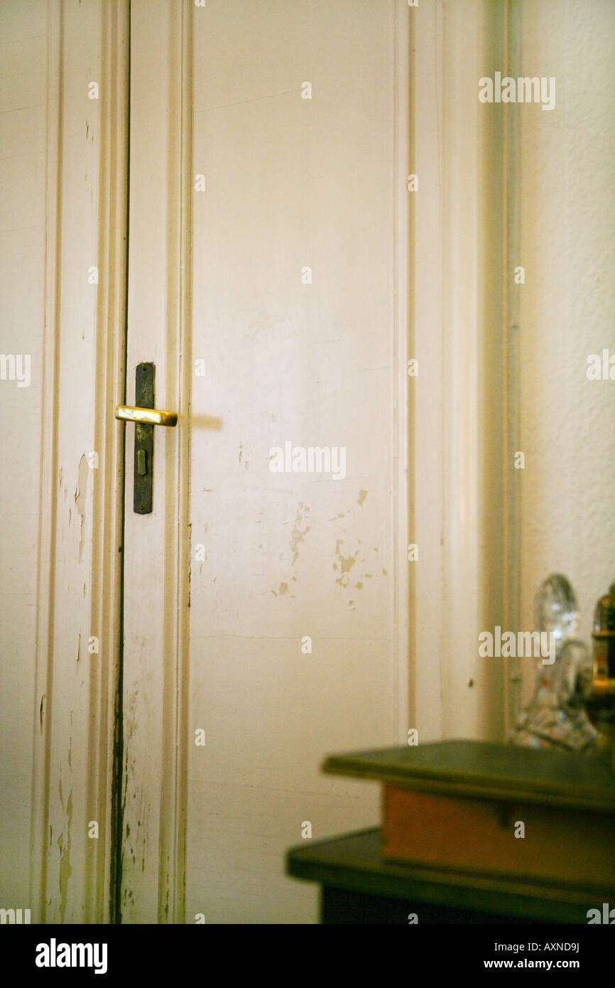 Voir dans la pièce d'une maison ancienne Banque D'Images