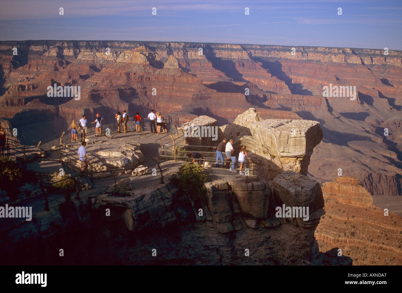 Les touristes lors d'une station de visualisation au Grand Canyon. Banque D'Images