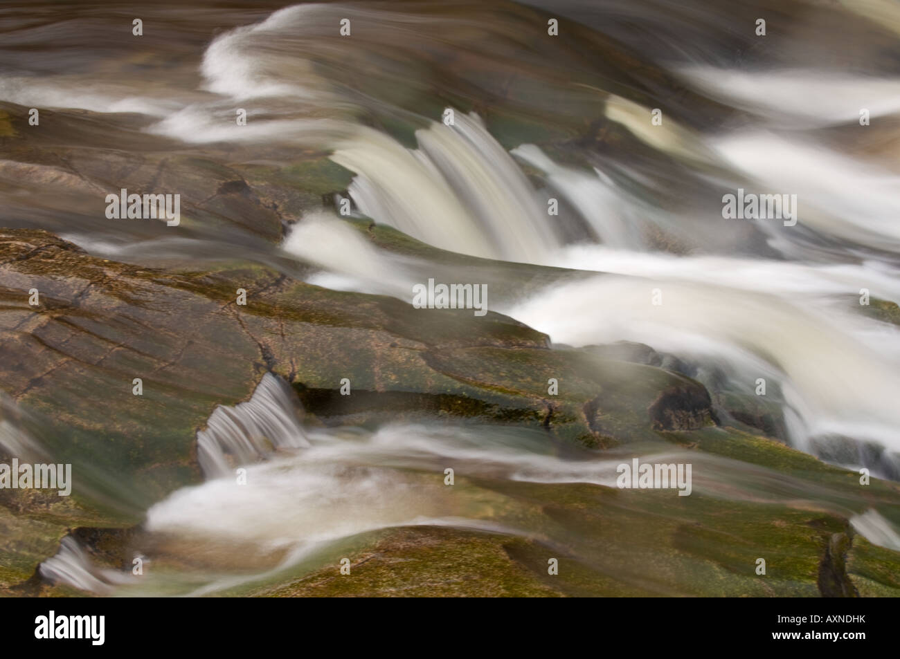 L'eau en mouvement de Glen Coe en Écosse Banque D'Images