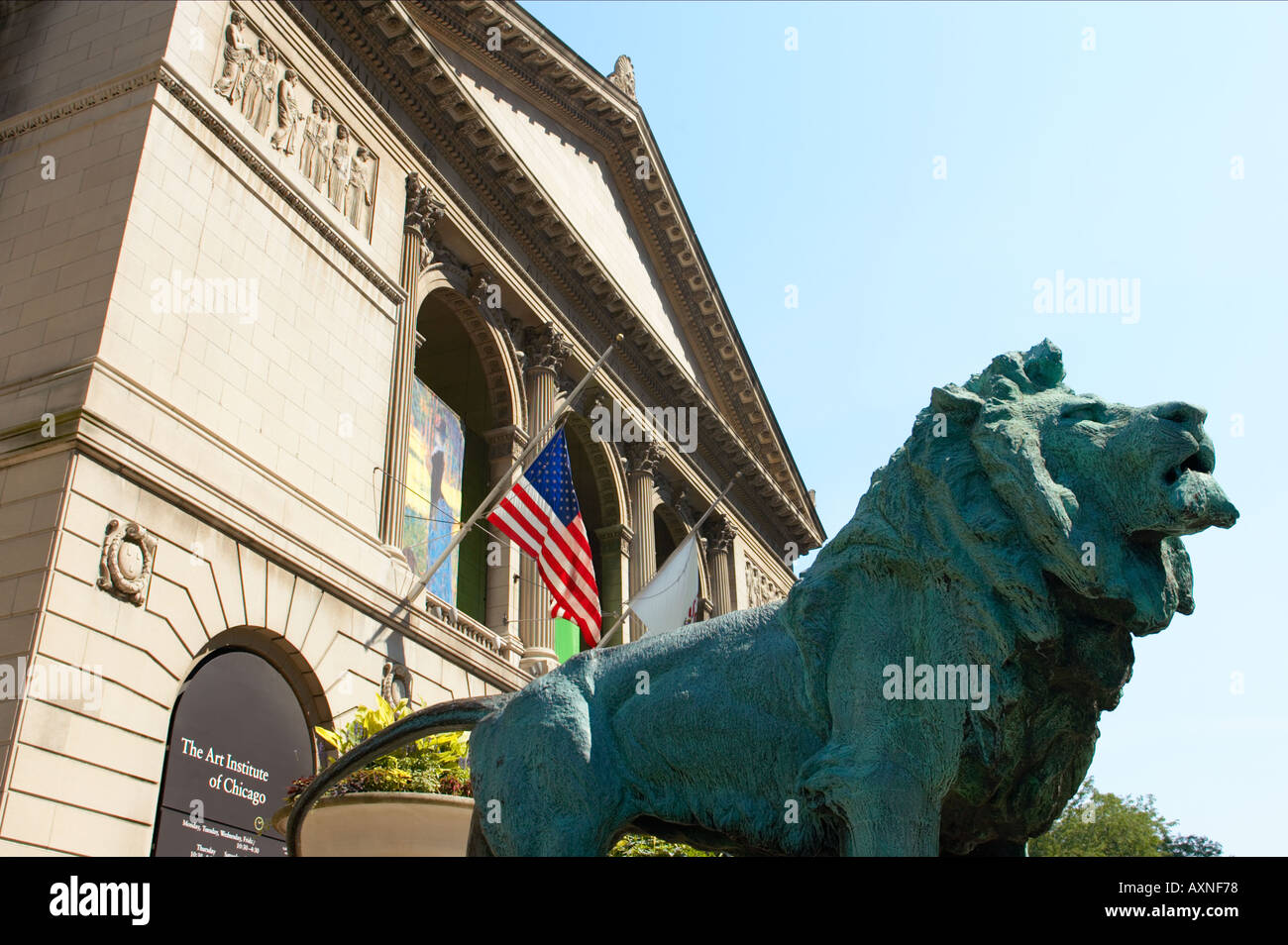 SCULPTURE Chicago Illinois Edward Kemey lion de bronze à l'extérieur de l'Institut d'Art de Chicago vue de dessous Banque D'Images