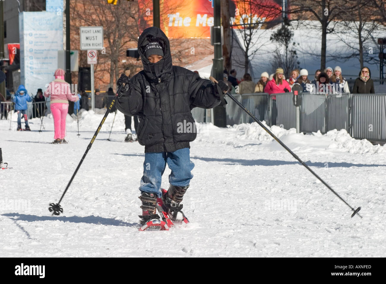 L'enfant essaie de la raquette Pendant le Festival WinterBlast à Detroit Banque D'Images
