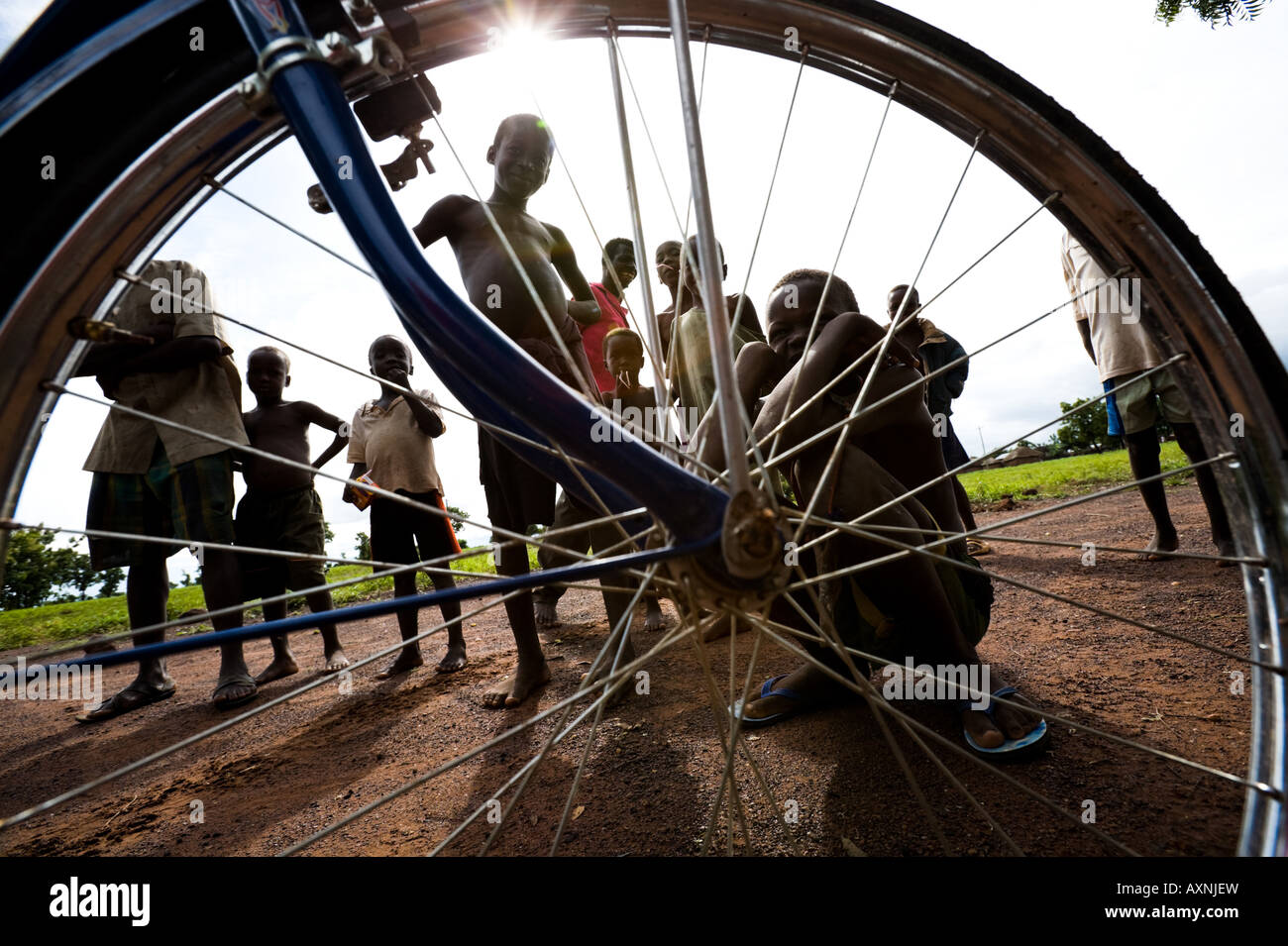 Les enfants sont vus à travers la roue de bicyclette, Tarikpa, Ghana Banque D'Images