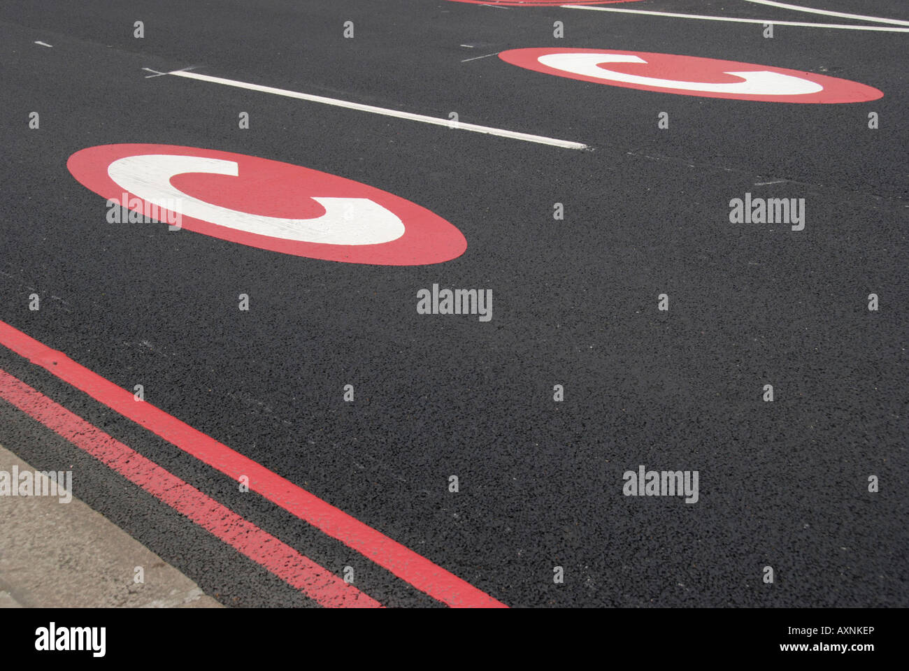 Congestion charge signer et double ligne rouge sur road London Banque D'Images