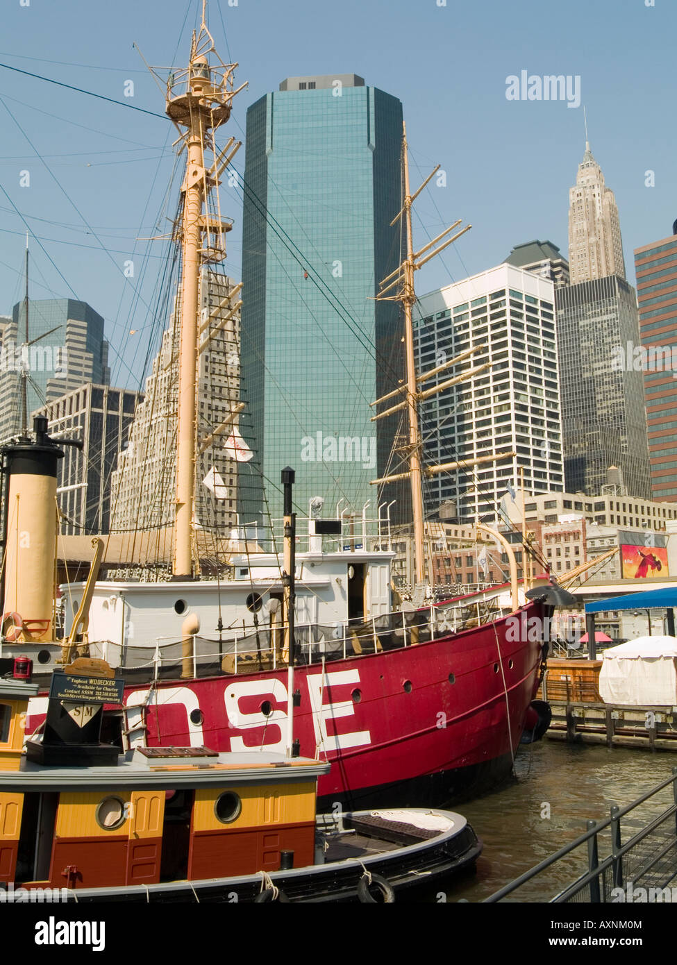 Le contraste entre les anciens bateaux et les gratte-ciel modernes dans la région de South Street Seaport de New York USA Banque D'Images