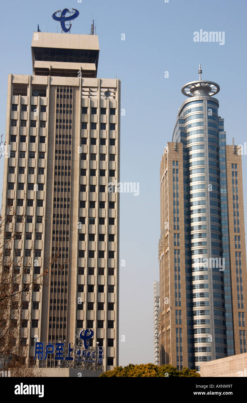 Des exemples typiques de l'architecture étonnante de l'immeubles de grande hauteur sur le spectaculaire skyline moderne de Shanghai Banque D'Images