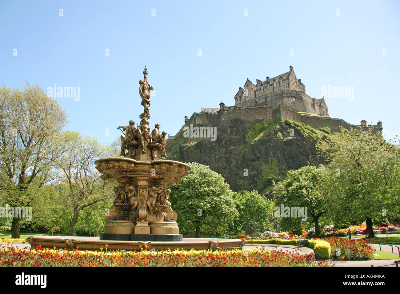 Ross fontaine dans les jardins de Princes Street, Édimbourg, Écosse avec le château et remparts de la distance. Banque D'Images