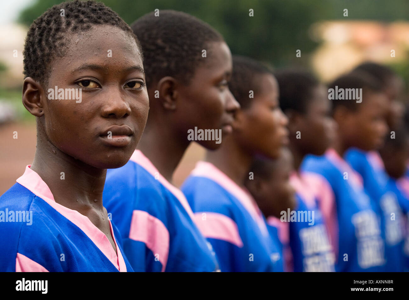 Les adolescentes en soccer, football uniforms, Ghana, Afrique Banque D'Images