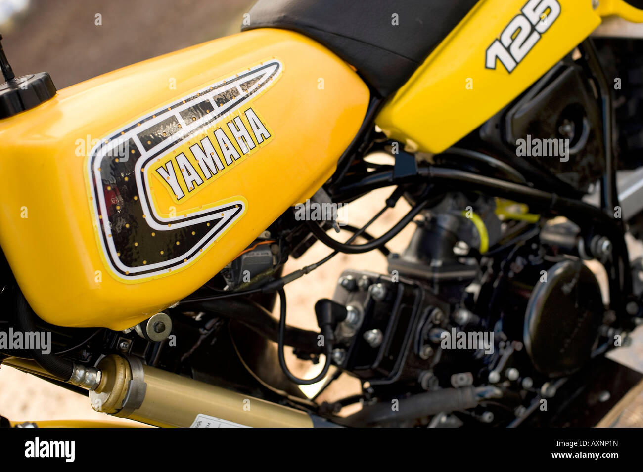 Réservoir de carburant américain jaune et le fauteuil de moteur twin-vintage restauré choc Yamaha YZ125H 1981 dirt bike motocross bike Banque D'Images
