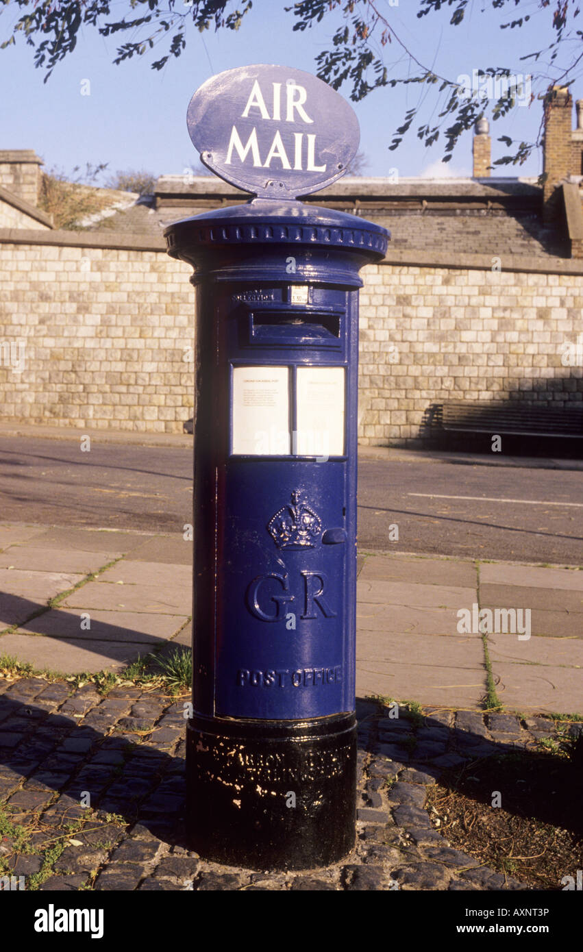Pilier bleu fort Airmail Windsor Berkshire England UK Post Mail Banque D'Images