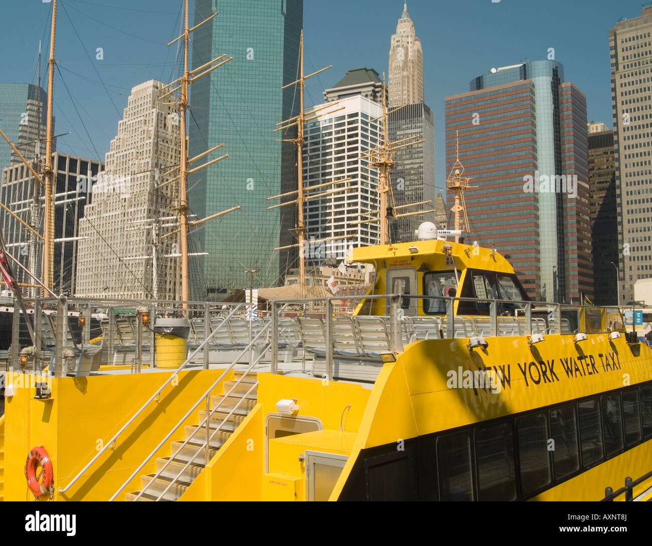Un taxi de l'eau jaune vif, amarré dans le port de South Street Seaport de New York USA Banque D'Images