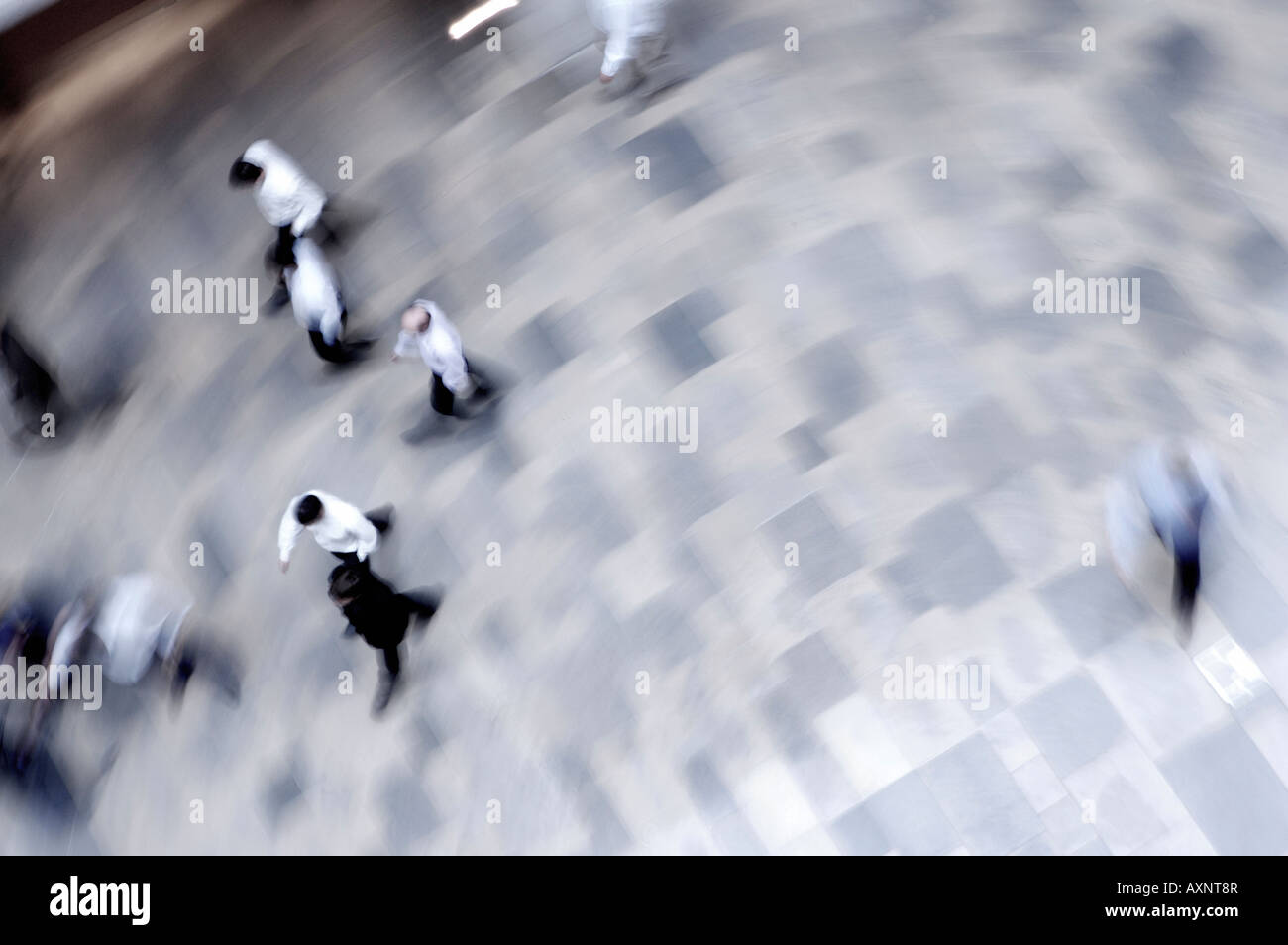 Les hommes d'affaires marche sur le sol en pierre Banque D'Images