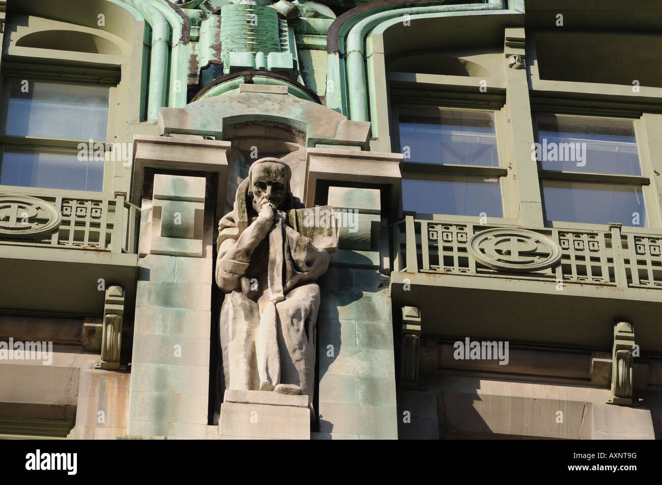 Gutzon Borglum, sculpteur du Mont Rushmore, travaillé sur des statues au sommet d'un journal à Manhattan qui a été construit en 1906-1907. Banque D'Images