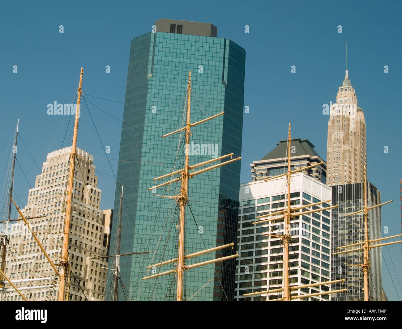 Mâts de vieux navires dans un contexte des gratte-ciel dans la région de South Street Seaport de New York USA Banque D'Images