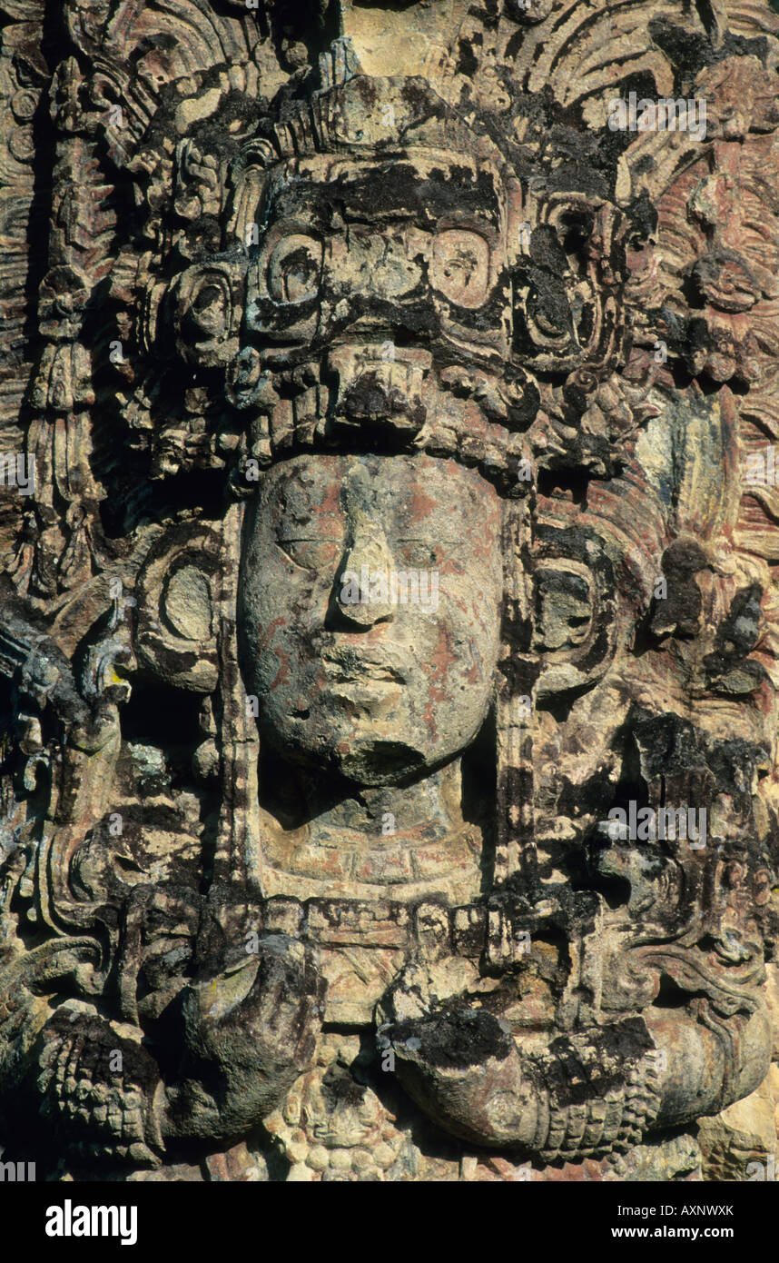 Détail de Stela H, visage de lapin 18 Règle 13, place principale, Copan, Honduras, ruines Maya Banque D'Images