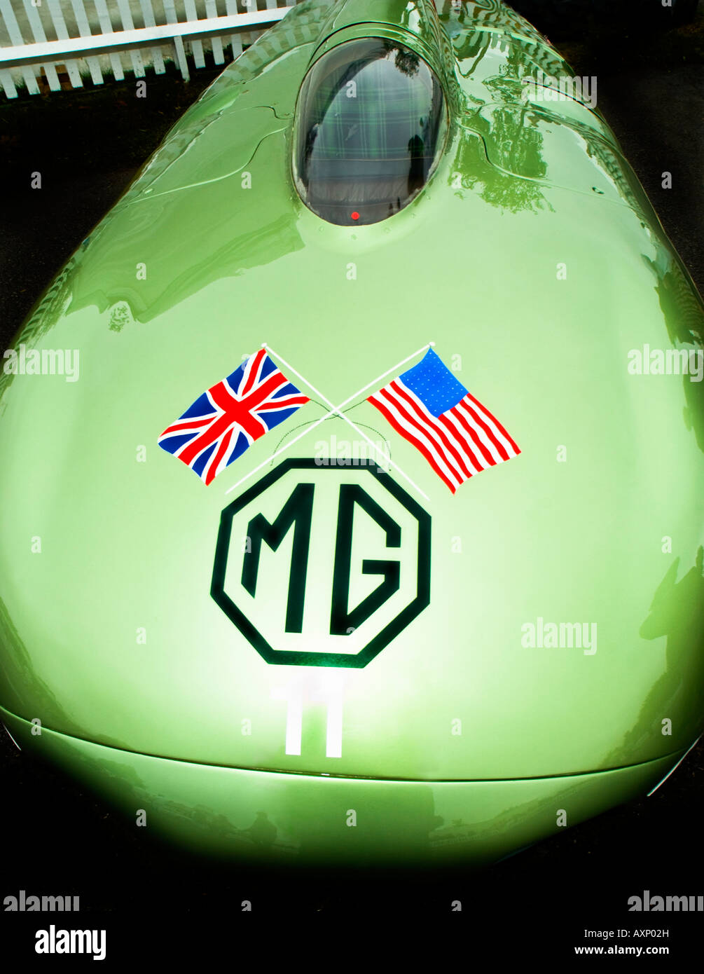 Vert Curvy MG Voiture de course historique franchi avec Union Jack British et USA stars and stripes flag logo peinture Banque D'Images